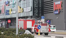 I&scaron; &Scaron;iaulių &bdquo;Akropolio&ldquo; evakuoti žmonės &ndash; pareigūnai ie&scaron;ko bombos