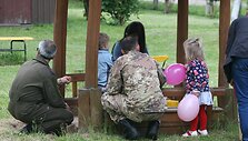 Italijos kariai &Scaron;iaulių kūdikių namams atvežė dovanų ir pagamino picos