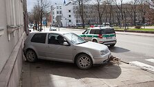 &Scaron;iauliuose vairuotojas su &bdquo;VW Golf&ldquo; taranavo miesto savivaldybę