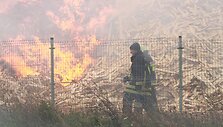 Gaisras Radvili&scaron;kyje &ndash; dega pjuvenų ir atraižų kalnas.