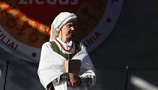 &Scaron;iauliuose &bdquo;Saulės žiedo&ldquo; festivalis vainikuotas ode tautiniam kostiumui