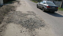 Kauno gatvėse delsiama laiku suremontuoti nuardytą dangą prie &scaron;ulinių