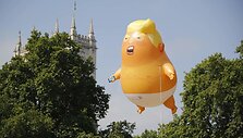Londone į orą pakilo didžiulis &bdquo;Kūdikį Trumpą&ldquo; vaizduojantis balionas