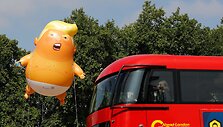 Londone į orą pakilo didžiulis &bdquo;Kūdikį Trumpą&ldquo; vaizduojantis balionas