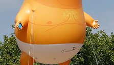 Londone į orą pakilo didžiulis &bdquo;Kūdikį Trumpą&ldquo; vaizduojantis balionas
