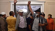 Kirgizijos specialiųjų pajėgų ir buvusio prezidento A.Atambajevo &scaron;alininkų susirėmimai jo rezidencijos komplekse