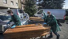 Kariuomenė gabena karstus su mirusiųjų kūnais i&scaron; Bergamo
