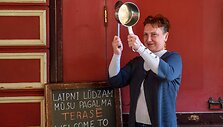 Latviai prie&scaron; ekonomines karantino pasekmes protestuoja žvangindami puodais