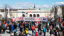 Vienoje prie&scaron; karantiną protestavo tūkstančiai žmonių