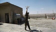 Kurdų pe&scaron;mergai mokosi valdyti bepilotį orlaivį netoli IS tvirtovės Rakos