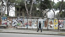 Rinkiminiai plakatai prie&scaron; kovo 4 dienos balsavimą Italijoje