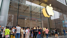 Prie parduotuvių rikiavosi didžiausi &bdquo;iPhone&ldquo; telefonų gerbėjai