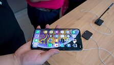 Prie parduotuvių rikiavosi didžiausi &bdquo;iPhone&ldquo; telefonų gerbėjai