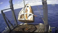 "SpaceX Crew Dragon" kapsulė, kovo 8 dieną i&scaron;griebta i&scaron; vandenyno po sėkmingo nepilotuojamo skrydžio