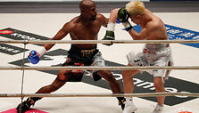 Floydas Mayweatheris įveikė Tenshiną Nasukawą Tokijuje jau pirmajame raunde.