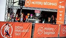 Vilniaus gatves užtvindė bėgančios moterys 