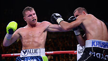 Canelo Alvarezas įveikė rusą Sergejų Kovaliovą kovoje dėl WBO čempiono diržo.