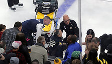 Scottas Sabourinas patyrė traumą, kuri sukrėtė NHL rungtynių Bostone dalyvius.