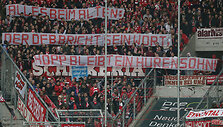 &bdquo;Bayern&ldquo; sirgaliai svečių stadione i&scaron;kėlė Dietmarą Hoppą įžeidžiantį plakatą.
