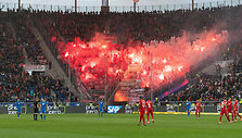 &bdquo;Bayern&ldquo; sirgaliai svečių stadione i&scaron;kėlė Dietmarą Hoppą įžeidžiantį plakatą.