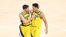 Malcolmas Brogdonas (de&scaron;inėje) pataikė lemiamą trita&scaron;kį &bdquo;Pacers&ldquo; komandai.