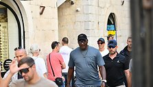 Michaelas Jordanas su žmona ir palyda prabangia jachta plaukia Viduržemio jūra.