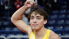 Armandas Duplantis įevikė 6,20 m auk&scaron;tį.