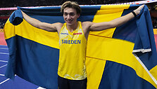 Armandas Duplantis įevikė 6,20 m auk&scaron;tį.