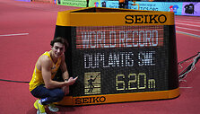 Armandas Duplantis įevikė 6,20 m auk&scaron;tį.