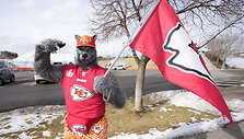 Xavieras Babudaras vaizdavo &bdquo;Kansas City Chiefs&ldquo; palaikantį vilką.