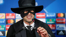 Donecko &bdquo;&Scaron;achter&ldquo; treneris Paulo Fonseca po pergalės persirengė Zorro.