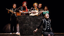 Keistuolių teatro premjera &bdquo;HOP!&ldquo; &scaron;uoliuoja per netikėtas Donaldo Bisseto istorijas