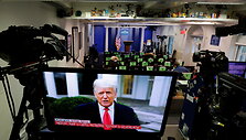 D.Trumpas ragino protestuotojus eiti namo