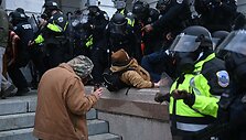 D.Trumpo rėmėjai susigrūmė su pareigūnais
