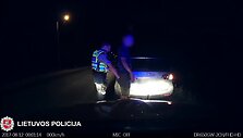 pareigunai-suciupo-nuo-narkotiku-apsvaigusi-devyniolikmeti-vairuotoja