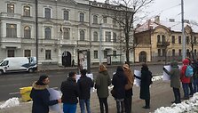 Spektaklio &bdquo;Dreamland&ldquo; kūrybinės komandos piketas prie Lietuvos Vyriausiojo administracinio teismo