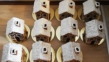 Emilio kepti ir dekoruoti kalėdiniai namukai