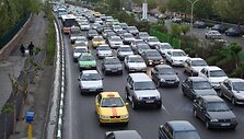 Keturiose kelio juostose telpa penkios juostos automobilių