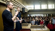 Linai Puodžiukaitei-Lanauskienei įteikiama Vitos Mozūraitės premija