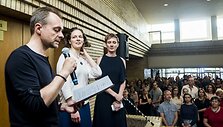 Linai Puodžiukaitei-Lanauskienei įteikiama Vitos Mozūraitės premija
