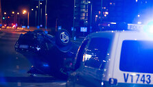 Naktį Pilaitės prospekte apsivertė automobilis