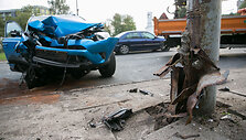 Laisvės prospekte automobilis rėžėsi į ap&scaron;vietimo stulpą