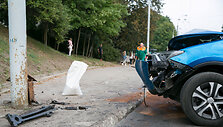Laisvės prospekte automobilis rėžėsi į ap&scaron;vietimo stulpą