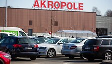 Pilnutėlė Rygos &bdquo;Akropolio&ldquo; automobilių stovėjimo aik&scaron;telė