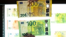 Pristatyti naujosios serijos &bdquo;Europa&ldquo; 100 ir 200 eurų banknotai