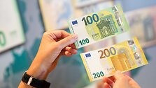 Pristatyti naujosios serijos &bdquo;Europa&ldquo; 100 ir 200 eurų banknotai