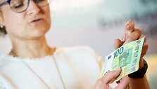 Pristatyti naujosios serijos &bdquo;Europa&ldquo; 100 ir 200 eurų banknotai