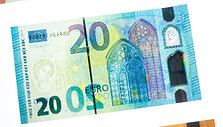 Dvide&scaron;imt eurų banknotas
