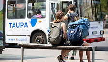 Vie&scaron;uoju transportu važiuojantys keleiviai kar&scaron;tį jaučia ir lauke, ir viduje