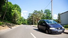 Duobėje įstrigęs automobilio ratas
